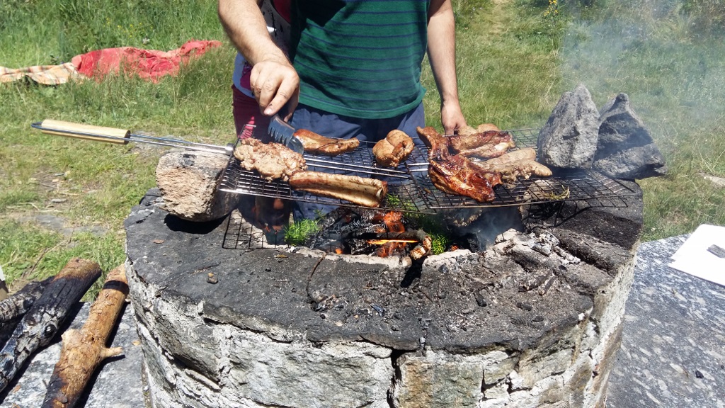 Come fare il barbecue con legna e carbonella